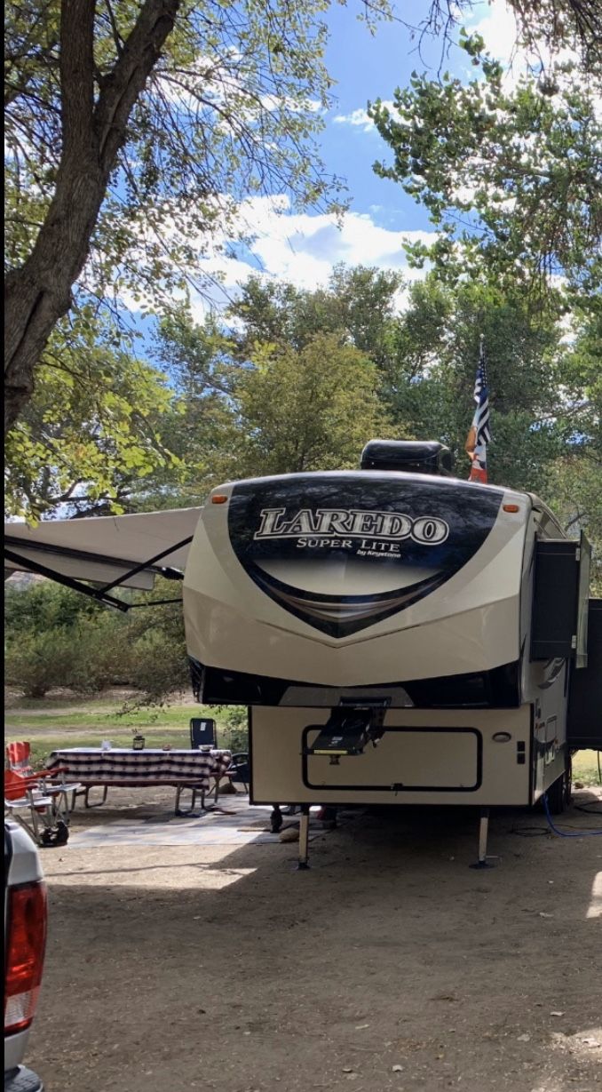 2018 Keystone Laredo Super lite 298SRL 5th wheel trailer.