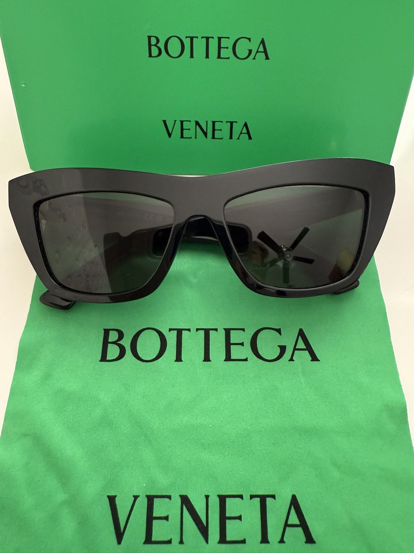 BOTTEGA VENETA BLACK SUNGLASSES 