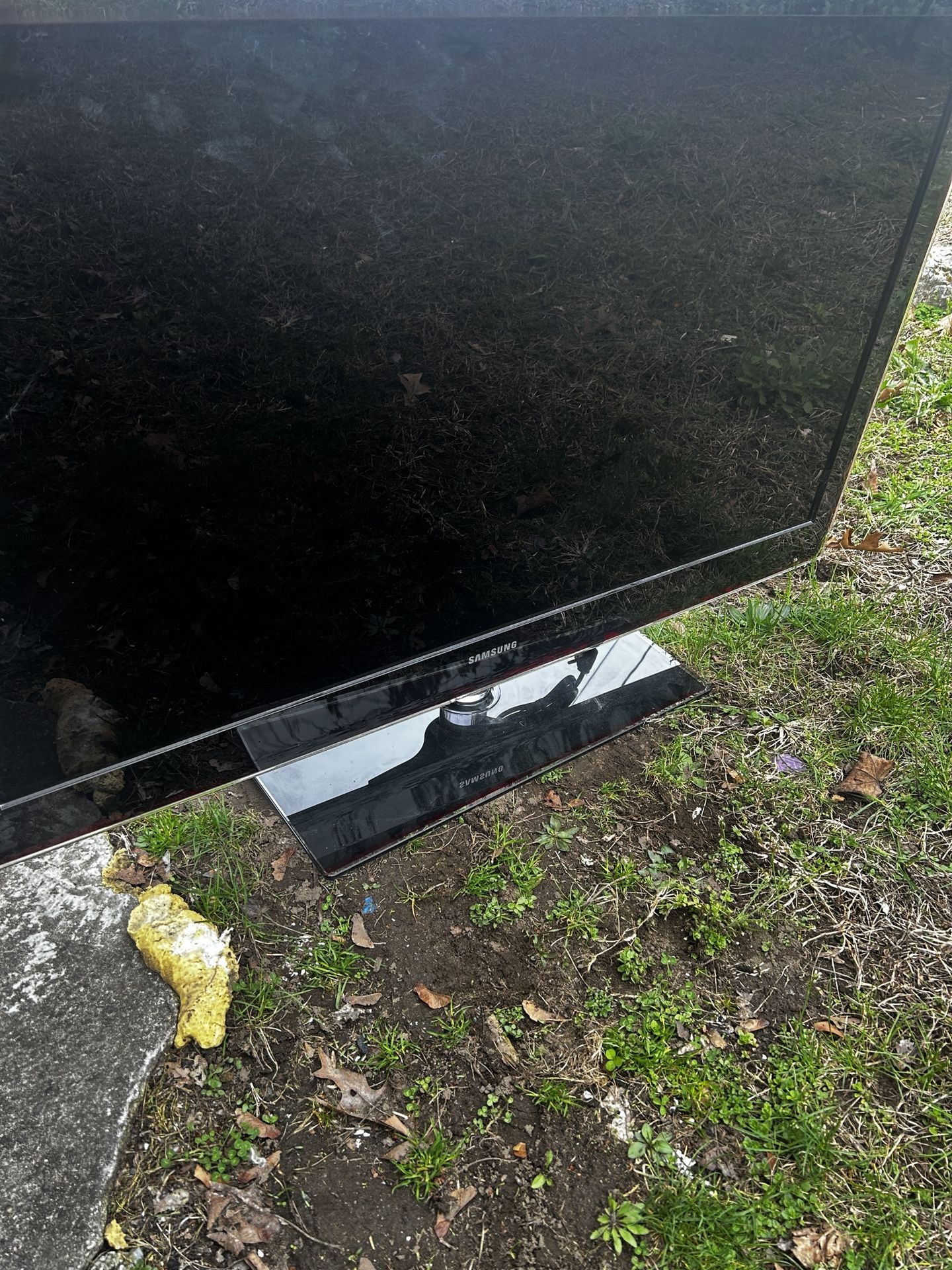 Like New Samsung TV *ACCEPTING RANDOM OFFERS*(potentially)
