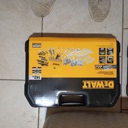DeWalt 142 Pieces 