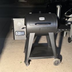 Pit Boss 700 DX Series 740-Sq. in Black Pellet Grill - $400 OBO