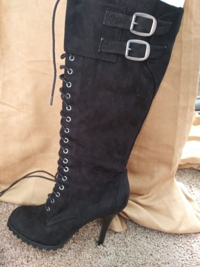 Size 8.5 very soft faux suede black lace up boots.