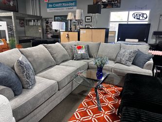 Beautiful sectional 📲🩶📦 Easy Financing!