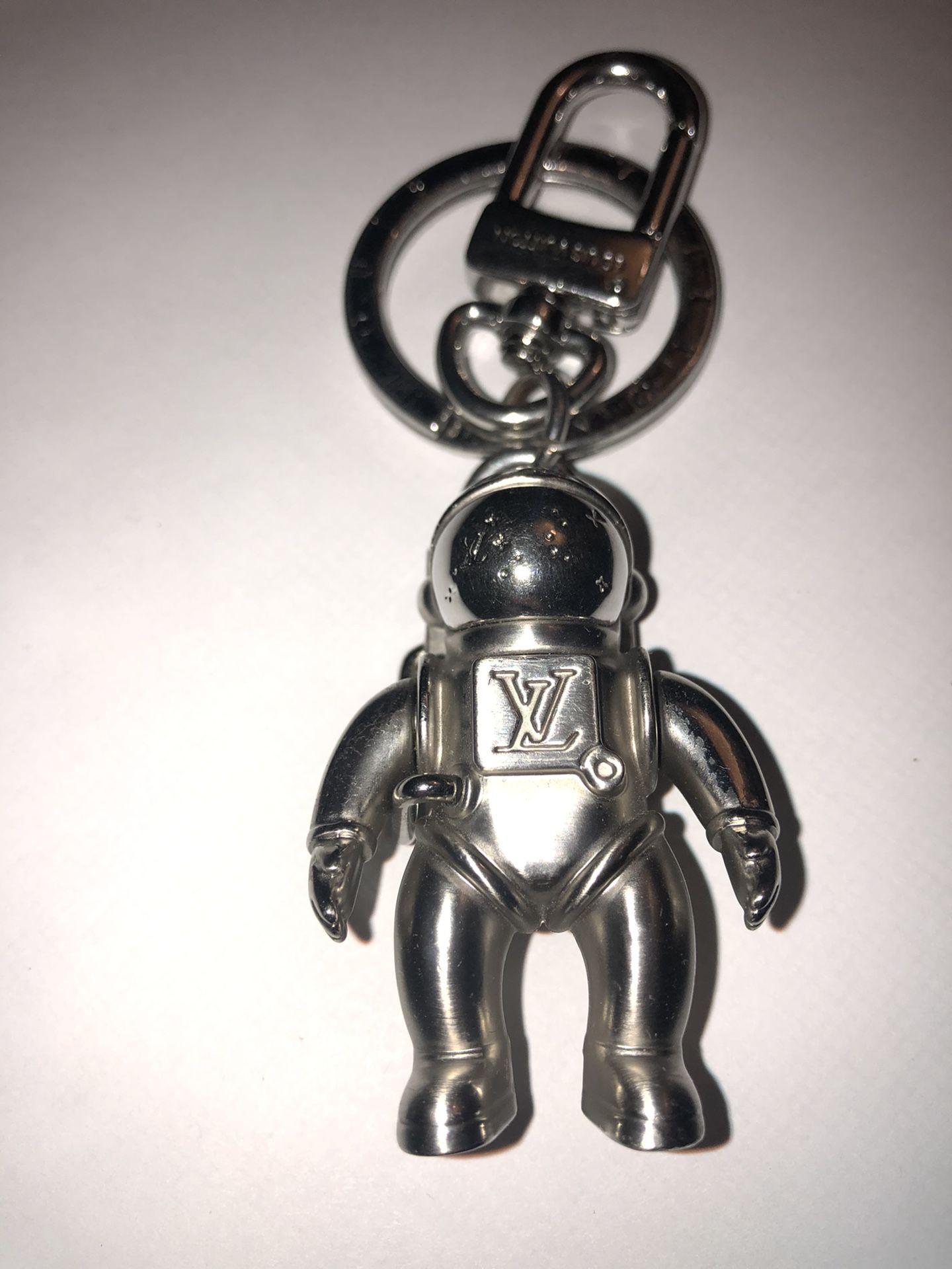 LOUIS VUITTON key ring MP2213 Spaceman metal Silver unisex Used –