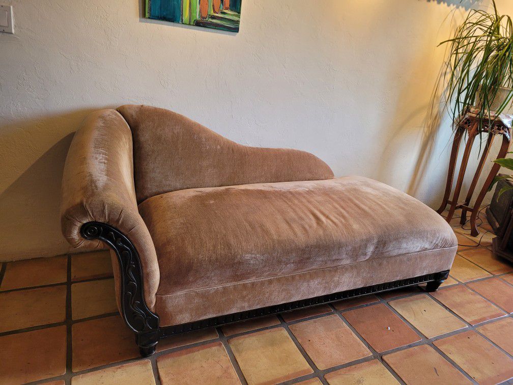Chaise lounge reclining couch