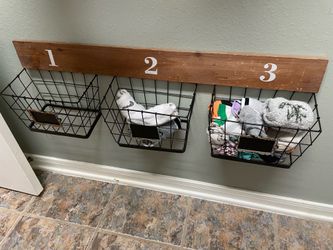 Wall mounted wire basket organizer