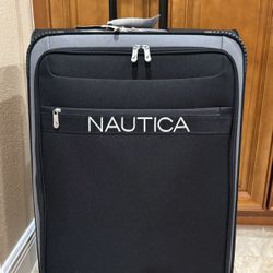 NAUTICA Hayes point 28" expandable luggage in Black/Grey