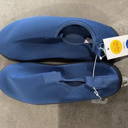 *NEW* Men’s Water Shoes-Size 11/12