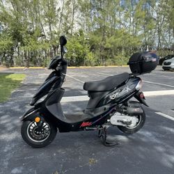 Clean Scooter • $850 OBO • Helmet, Lock, Cover • Serviced