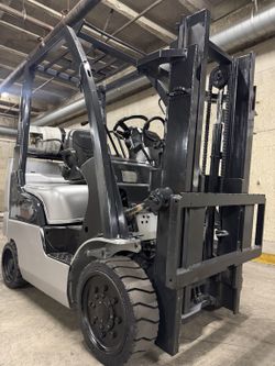 NISSAN forklift 4500 lb for sale GREAT CONDITION