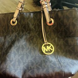 Micheal Kors logo tote bag (authentic)