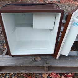 Old vintage sanyo mini fridge for garage or work area mini refrigerator