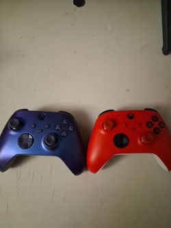 2 xbox controllers