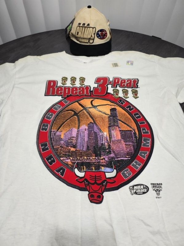 Vintage Chicago Bulls 6 Peat T-Shirt And Hat/Michael Jordan