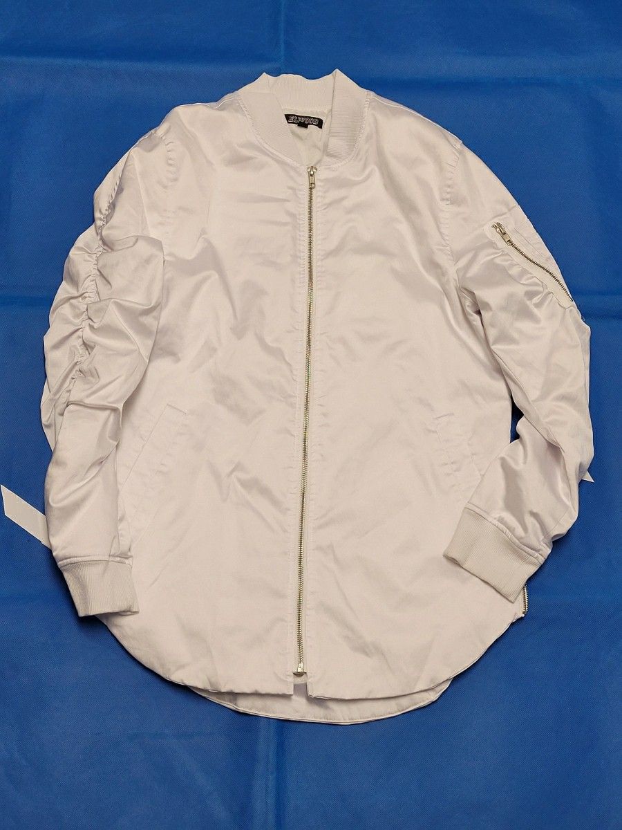 Elwood Men's Nylon WHITE Windbreaker Jacket Size Medium EXCELLENT USED CONDITION NO MAJOR DEFECTS FROM A NON-SMOKING & PET FREE ENVIRONMENT.
SHIPP