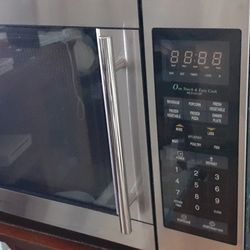 MAGIC CHEF'S MICAWAVE 1,100 WATTS 13" CAROUSEL 1.6 CUBIC FEET CLICK ON PICTURE YOU WILL GET FULL PICTURE SIZE 