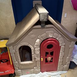 Natural playful, storybook cottage playhouse by Step 2