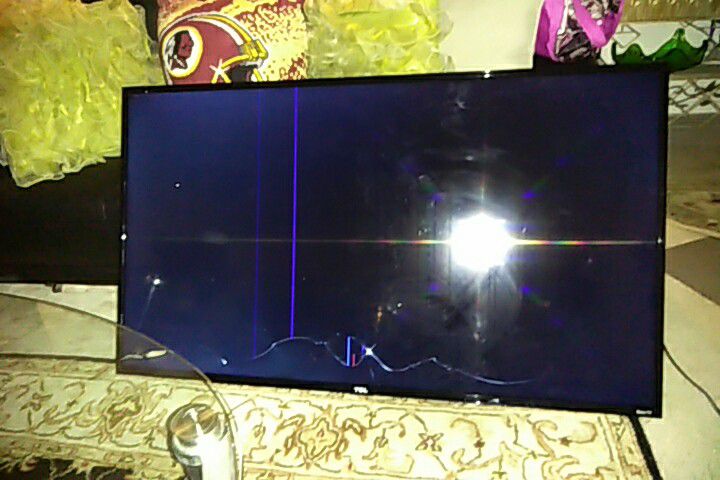 HD Smart tv Roku tcl 55," cracked