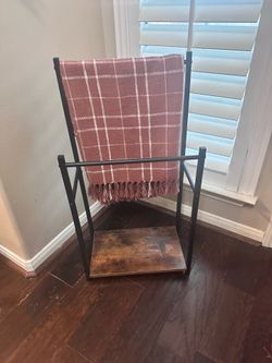 Blanket/quilt/towl holder