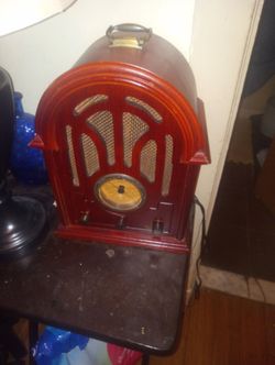 Vintage-Style Cathedral Tabletop Radio