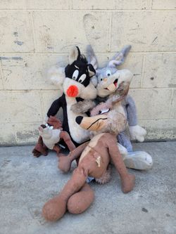 Vintage Warner brothers collectibles plushies characters