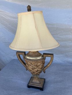 Vintage-Style Trophy Urn Table Lamp – Geometric Design