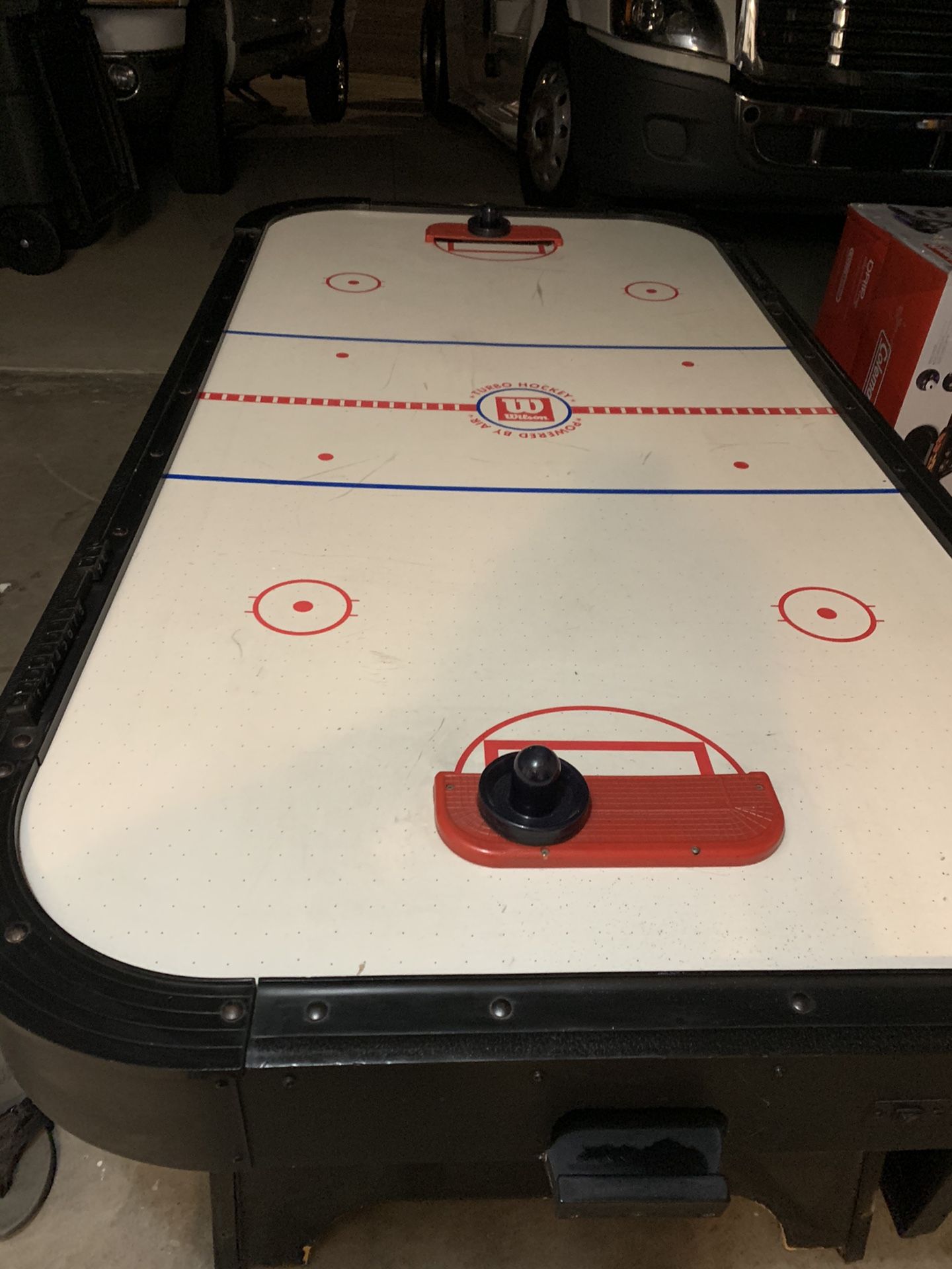 Air hockey table