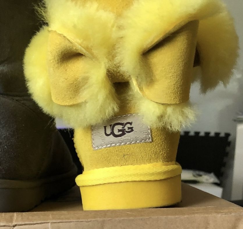 UGG Boots 💛 With adorable Bow / Yellow sz:7