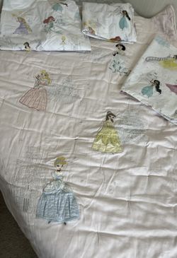 Pottery Barn Disney Princess Castles reversible quilt for crib/toddler bed. 