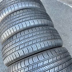 225 65 17 GOODYEAR Tires with 80% of useful life all 4 Seth de Llantas Con 80% de vida las 4