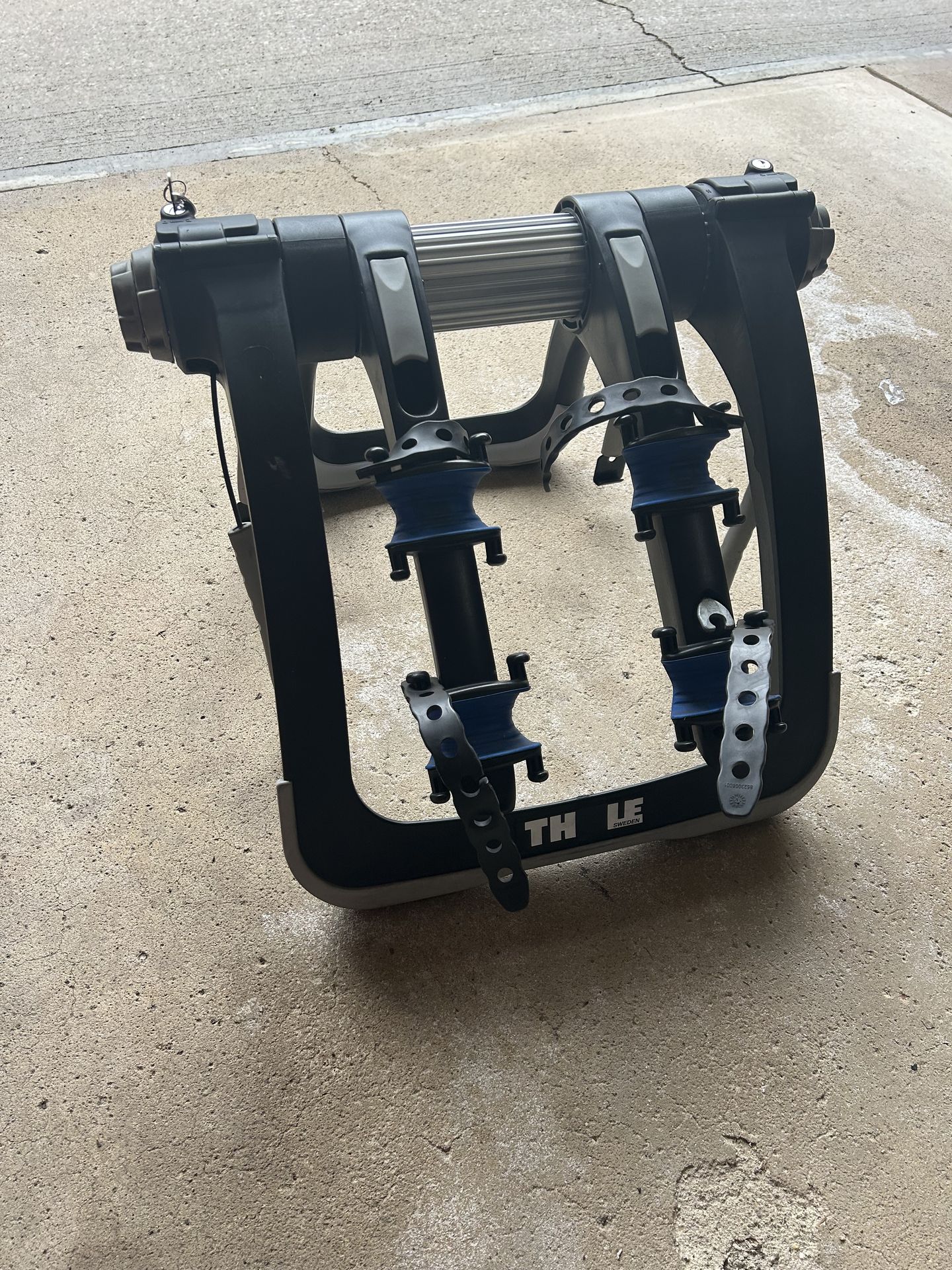 Thule Raceway Locking Rear Trunk Mounted 2 Bike Carrier with Locking System & Key (2)