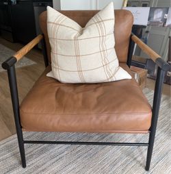Modern cognac brown accent chair - black metal frame (accent pillow included)