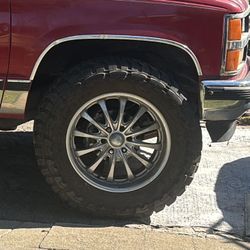 35x12.50R20.             $300.  OBO 
