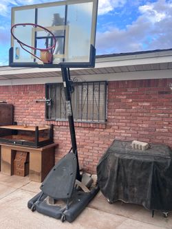 Adjustable height basketball backboard