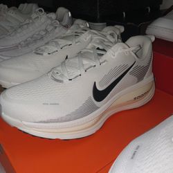 Nike Vomero 18 MEN SIZE 10 & 10.5 NEW FIRM
