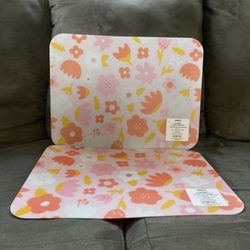 BRAND NEW 4 PLACEMATS 