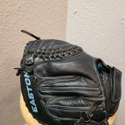Easton Black Pearl  Youth Mitt RHT-33"