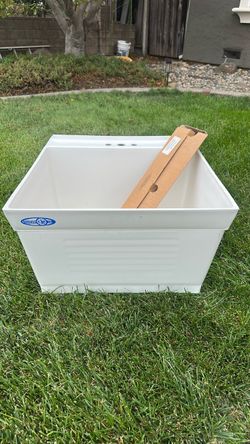 Plastic utility sink with legs