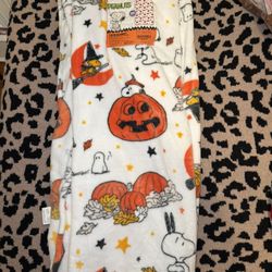 Snoopy Peanuts Halloween Blanket NWT