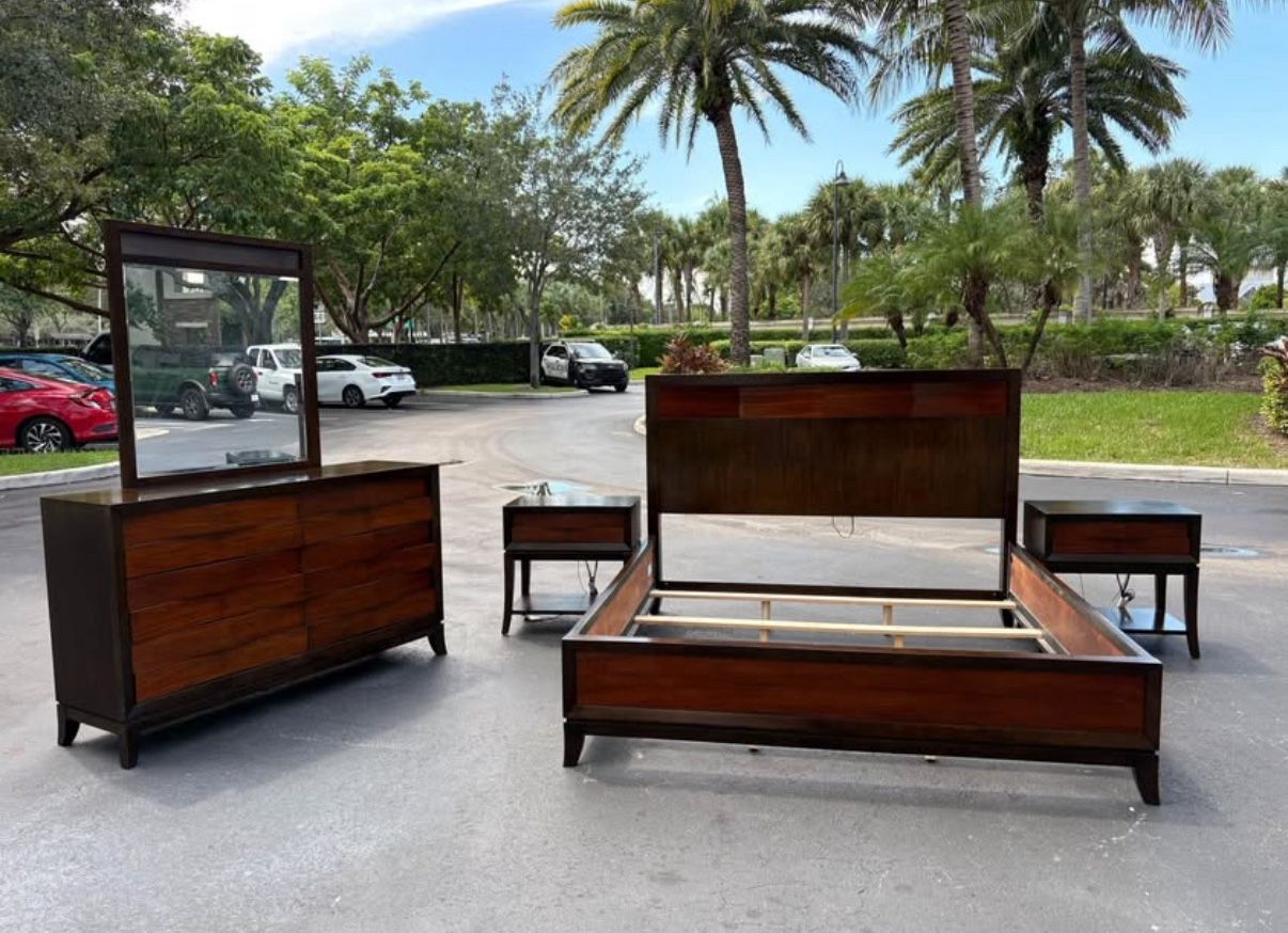 Beautiful Bedroom Set King Size Real Wood Dark Brown Color In Excellent Condition