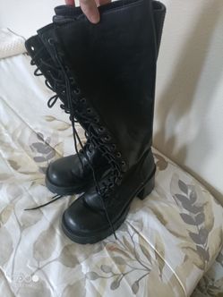 Woman's Tall Boots.