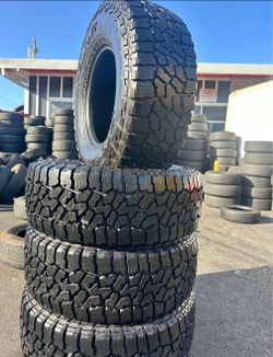 35x12'50R17 viendo juego de las llantas Falken All Terrain tires usadas en perfecta condición 80%life