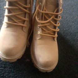 Size 5  Womens Fila Boots