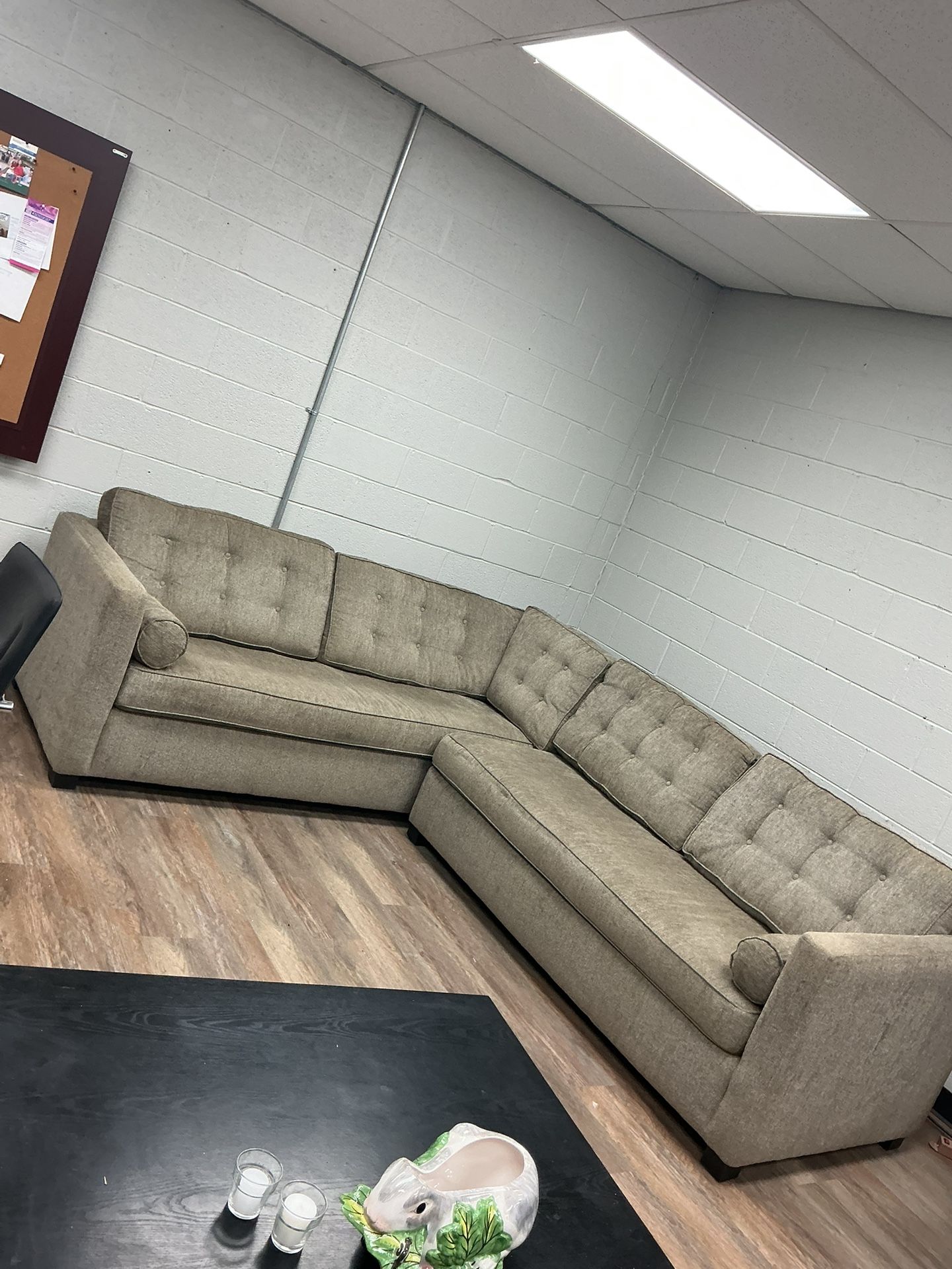 Large L-Shaped Sectional Sofa (Beige Fabric)