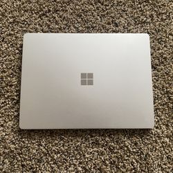 Microsoft Surface Laptop Go 12.4" (128 GB, Intel Core i5, 8GB) - Silver