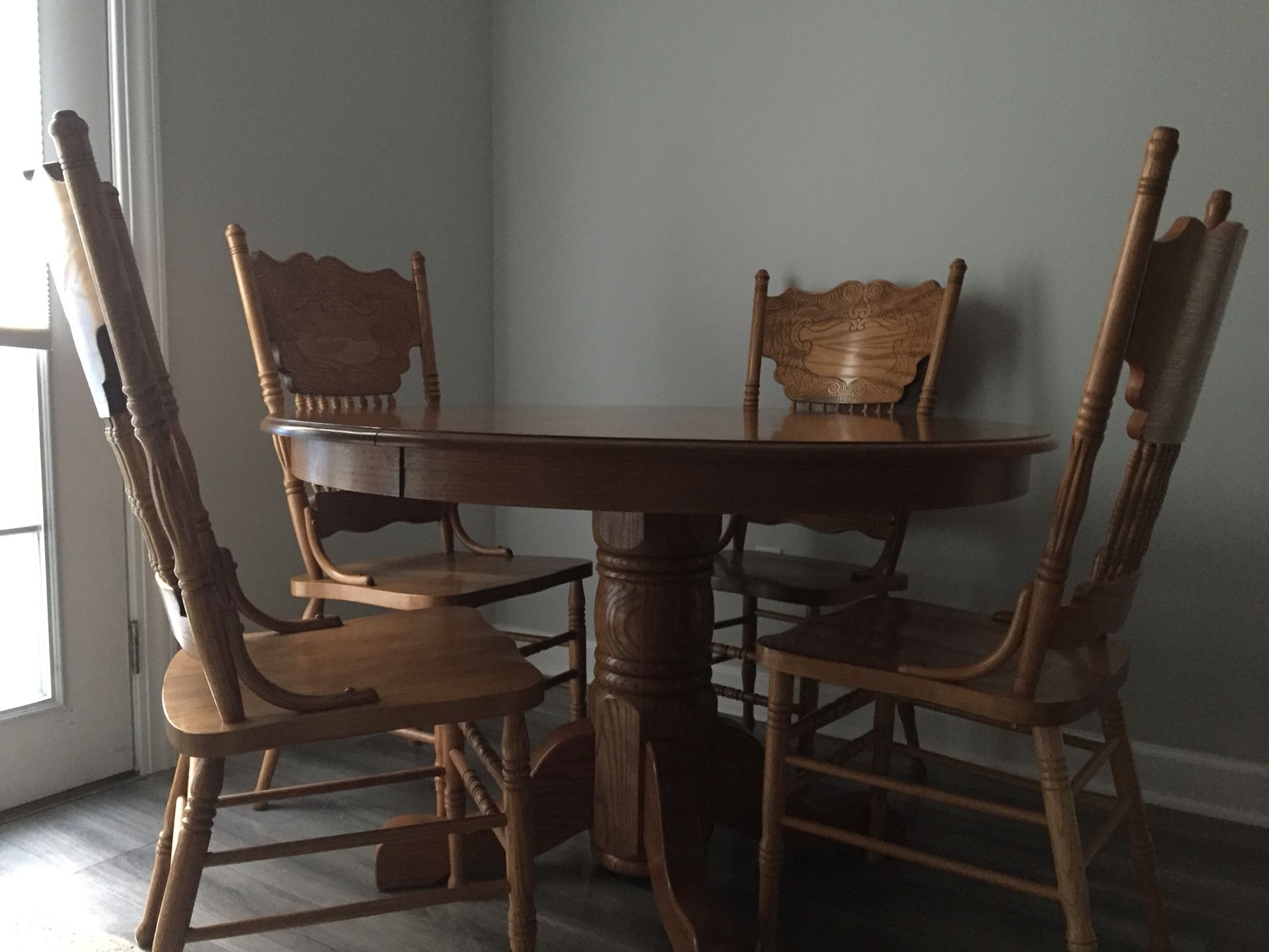 Dining Room Table, leaf, 6 chairs. Solid Classic Oak Design. for Sale in New Lenox, IL - OfferUp