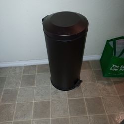 KITCHEN TRASH CAN