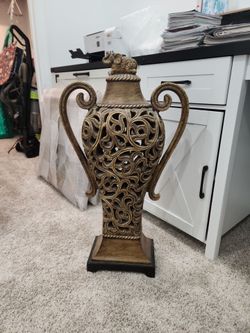 Reticulated standing decorations