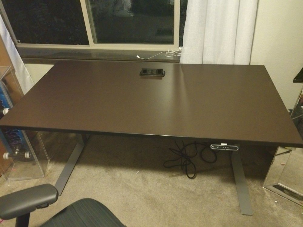 Electric sit to stand desk
