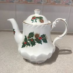 Christmas Tea Pot ~ Holly Design